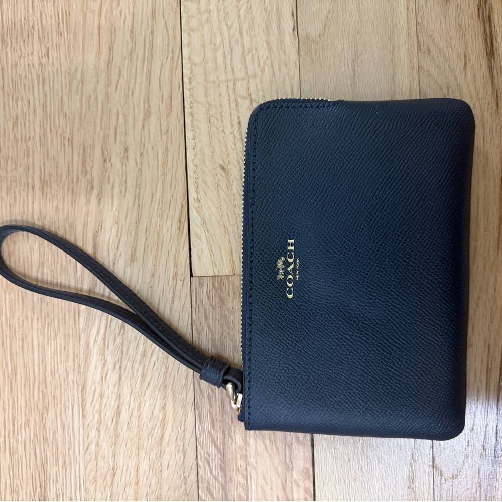 NWT COACH Corner Zip  Leather Wristlet Wallet Gold Logo and Zipper